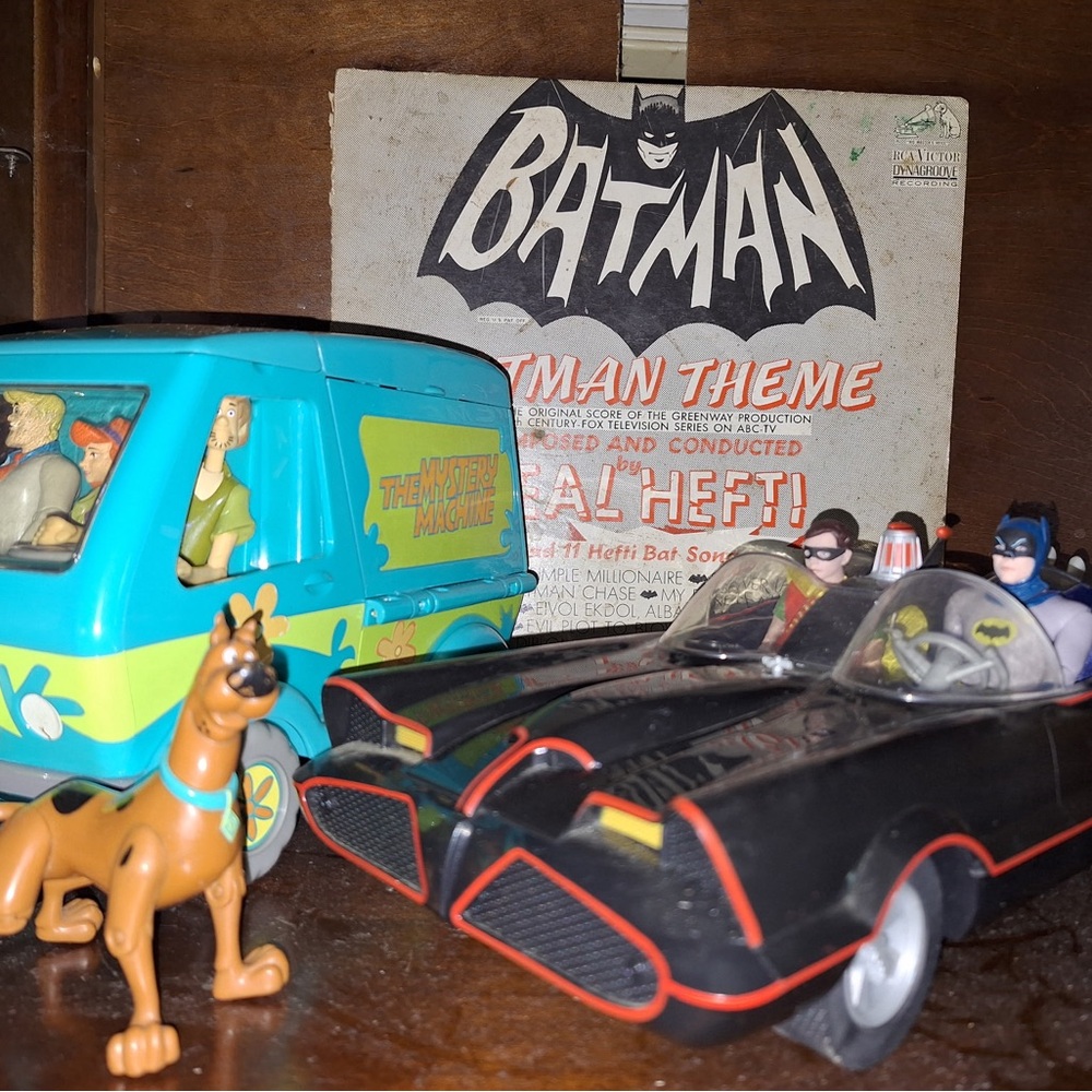 Batman and Scooby-Doo abto see add ee  as